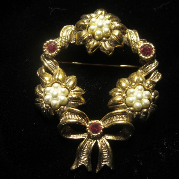 Intricate SIGNED Circle Pin Rhinestones & Pearls - Picture 1 of 3